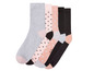 Drei Paar Socken: Grau, Schwarz mit Punkten und Rosa mit Punkten.