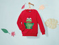 Ein roter Langarmsweater für Kinder mit einem Frosch-Motiv.