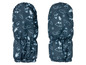 Ein Paar blaue Kinderhandschuhe mit Wintermotiv.
