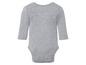 Ein grauer Babybody mit langen Ärmeln.