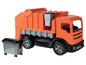Ein orangefarbener Spielzeug-Müllwagen mit einem grauen Mülleimer.