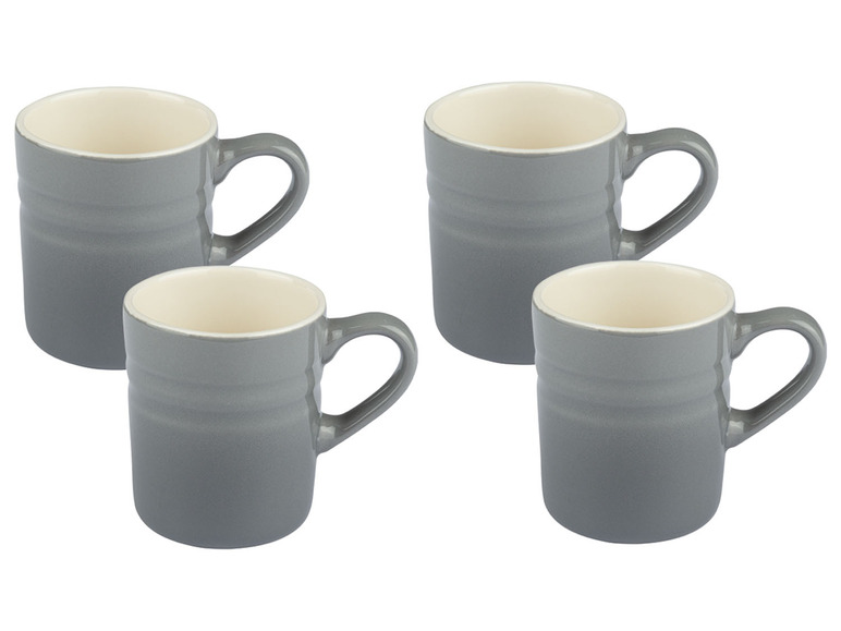 Vier graue Le Creuset Tassen.