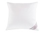 Ein weißes Kissen der Marke Sannwald.