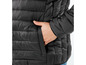 Schwarze Steppjacke mit einer Hand in der Tasche.