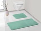 Zwei mintfarbene Badezimmerteppiche.