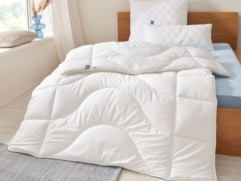 Ein weißes Bettdeckenset von Beddinghouse mit einem gestickten Muster.