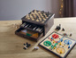 Eine Holzspielbox mit Schach, Dame und anderen Brettspielen.