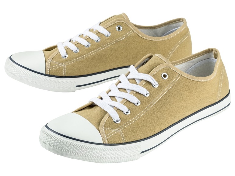 Zwei Paar beige Canvas-Sneaker mit weißen Schnürsenkeln.
