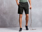 Mann in schwarzen Sport-Shorts mit Springseil