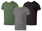 Drei T-Shirts: ein grünes, ein grau gestreiftes und ein schwarzes mit Tasche.