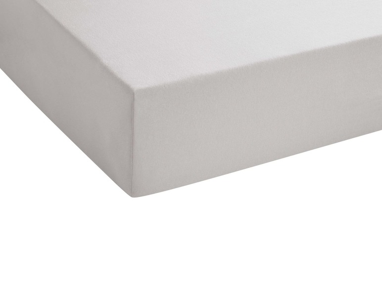 Ein graues Spannbettlaken für eine Matratze.