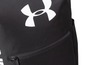 Ein schwarzer Rucksack mit dem Under Armour Logo.