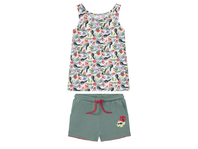 Ein weißes Tanktop mit tropischem Muster und grüne Shorts.