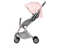 Ein rosa Kinderwagen mit grauen Rädern und einem Ablagekorb.