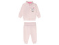 Ein rosa Jogginganzug mit einem niedlichen Lamm-Aufdruck