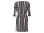 Ein schwarz-weiß gestreiftes Kleid mit ¾-Ärmeln.