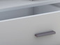 Eine weiße Schublade mit einem grauen Griff.