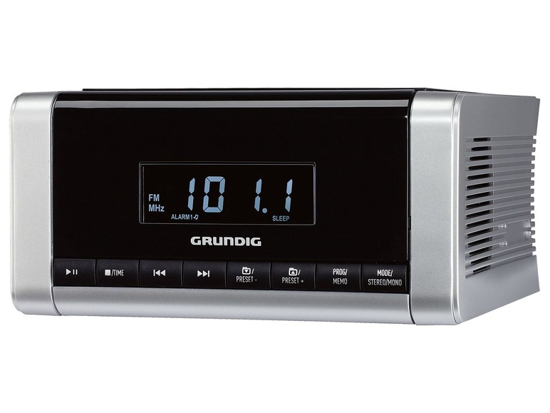 Ein silbernes Grundig-Radio mit FM-Empfänger und digitaler Uhr.
