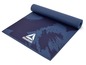 Eine blaue Yogamatte mit einem abstrakten Muster von Reebok.