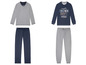 Zwei lange Pyjama-Sets: ein graues mit dunkelblauer Hose und ein dunkelblaues mit grauer Hose.