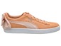 Peachfarbene Puma Suede Sneaker mit Schleife.