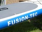 Ein aufblasbares Paddleboard von Fusion-Tec mit einer rutschfesten Oberfläche.