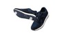 Zwei blaue Sneaker mit 'Air Fresh' Technologie.