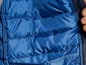 Nahaufnahme einer blauen Winterjacke, die geöffnet ist, um die Füllung zu zeigen.