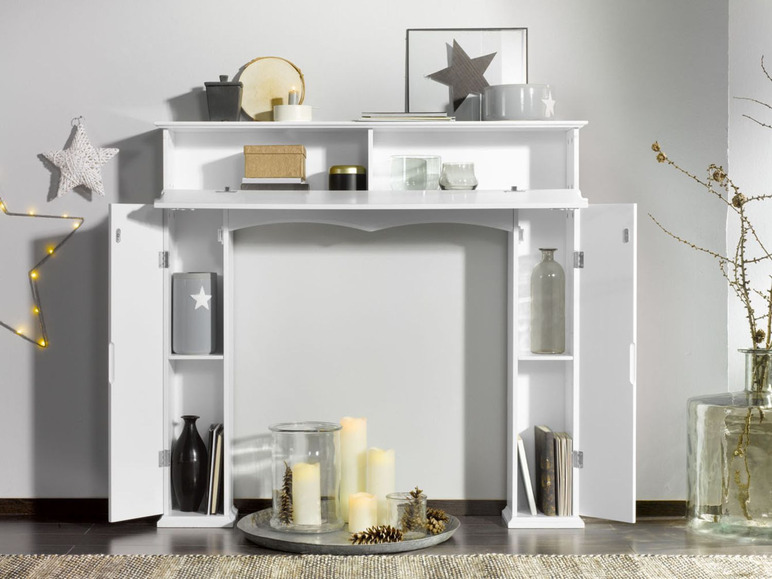 Weißer Schrank mit Klapptisch und Dekoration.