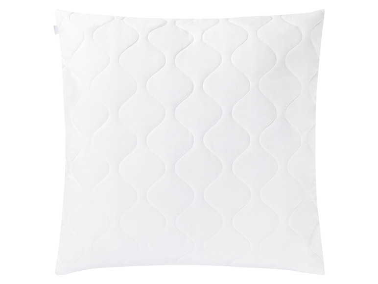 Ein weißes, gestepptes Kissen mit einem wellenförmigen Design.