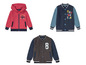Drei Jungenjacken, darunter ein rotes Hoodie mit Autodruck und zwei Baseballjacken.