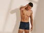 Mann in blauen Boxershorts