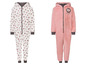 Zwei Kinderpyjamas, einer mit Herzen und einer rosa mit 'Dream' darauf.