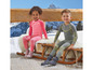Zwei Kinder tragen Thermo-Unterwäsche im Schnee.