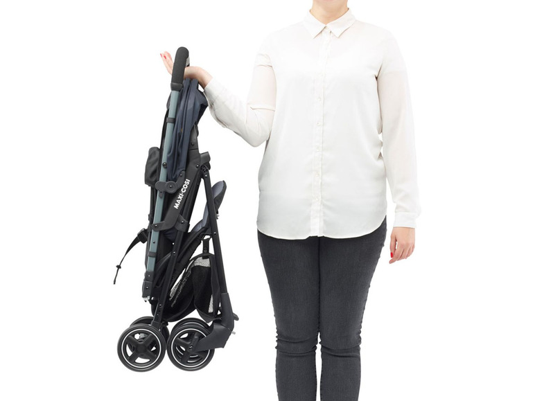 Eine Frau hält einen Maxi-Cosi Kinderwagen.