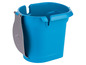 Ein blauer Eimer mit einem grauen Griff.