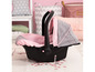 Ein rosa Babyautositz mit grauer Polsterung.