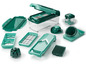 Ein Set grüner Schneidwerkzeuge, darunter eine Mandoline und ein Julienne-Schneider.