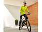 Mann auf dem Fahrrad mit einer leuchtend gelben Jacke.