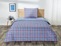 Blau-rote karierte Bettdecke und Kissenbezug.