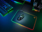 Razer-Maus und -Tastatur auf einer RGB-Mausmatte