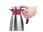 Eine Hand, die eine Thermoskanne mit roten Akzenten bedient