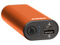 Eine orangefarbene Powerbank der Marke ZIPP mit USB-Anschlüssen.