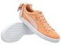 Beige Puma Suede Sneaker mit einer rosa Schleife.