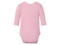 Ein rosa Baby-Body mit langen Ärmeln.