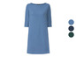 Ein blaues Kleid mit 3/4 Ärmeln.