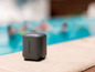 Ein kompakter Philips Bluetooth-Lautsprecher am Pool.