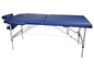 Ein blauer Massagetisch mit verstellbaren Beinen.