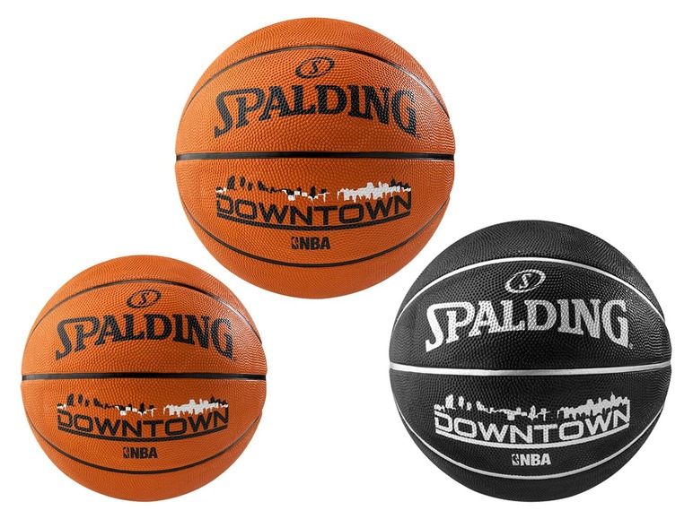Zwei orange und ein schwarzer Spalding Downtown NBA Basketball.