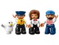 LEGO DUPLO Figuren, darunter ein Pilot, eine Stewardess und ein Passagier.